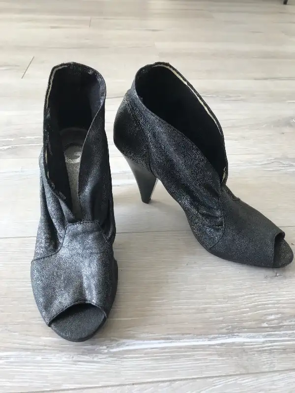 Women’s Guess shoes/heels, Size 7 in Women's - Shoes in London - Image 2