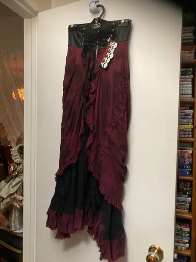 Une belle jupe gothique de marque Devil Fashion dont la grandeur est S - P. La valeur est de 131 $ m...