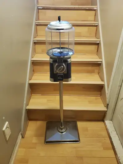 Distributrice de gommes à 25 cents Quarters Ball gum machine Marque beaver avec la base beaver, rare...
