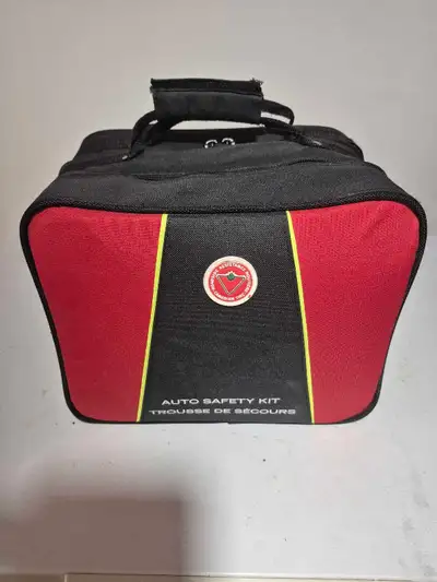 Trousse de sécurité routière Contient: pelle à neige, fusé de sécurité, tournevis, lampe de poche, c...