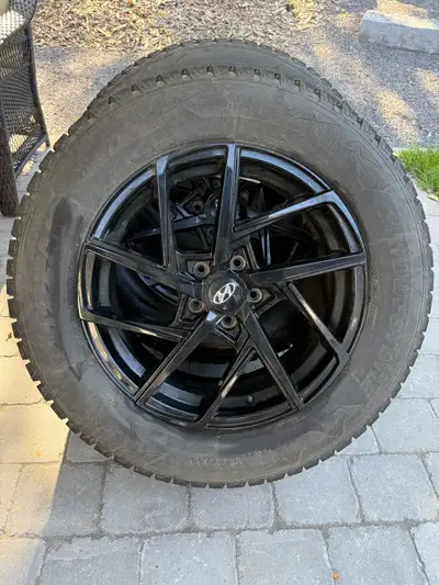 245/60 R18 Blizzak DM V2 winter tires and rims -2 winters of use -excellent condition -Hyundai brand...