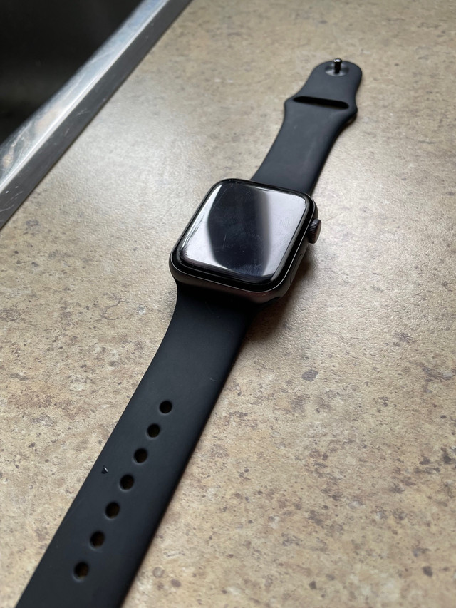 Apple watch serie 4 44mm dans Bijoux et montres  à Saguenay