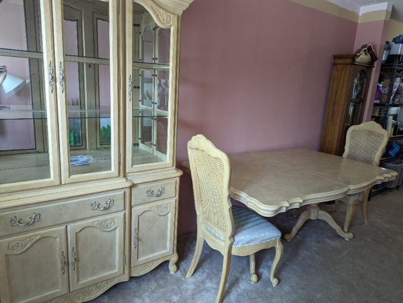 Beautiful Dining Room Set Table and Hutch/China Dining