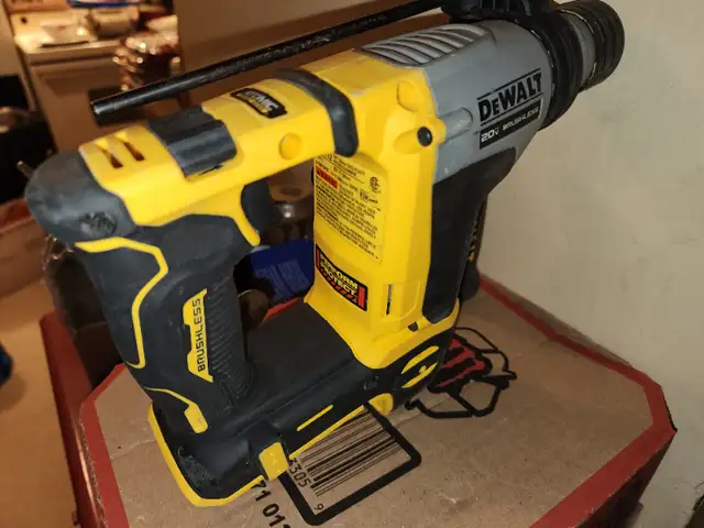 DEWALT 20V MAX ATOMIC Lithium-Ion   5/8"  SDS Plus Hammer Drill in Power Tools in Windsor Region - Image 6