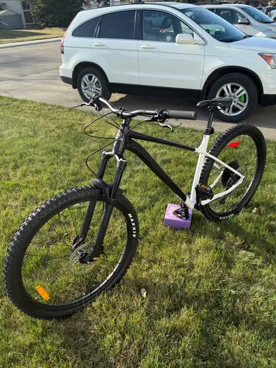New! Rocky Mountain growler 40 XL frame ridden only 3 times In hard to find black and white A really...