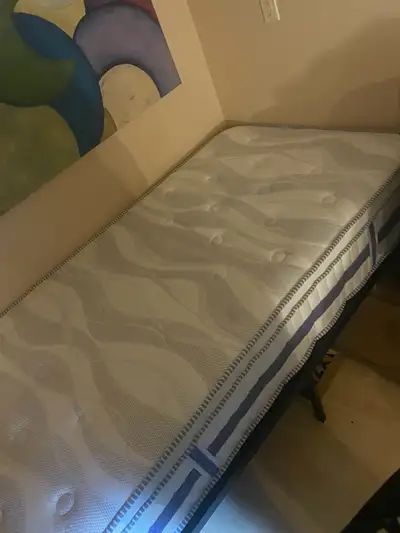 Comme neuf - matelas simple PROPRE, View more