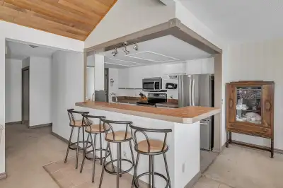 Nestled in the highly coveted Beach Avenue of Peachland, "Chateaux on the Lake" stands as a SEMI-WAT...