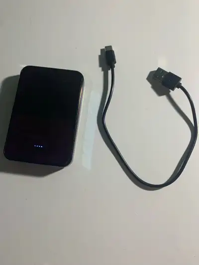Je vends un chargeur portable qui est parfait pour recharger vos appareils. Il est en bon état et co...