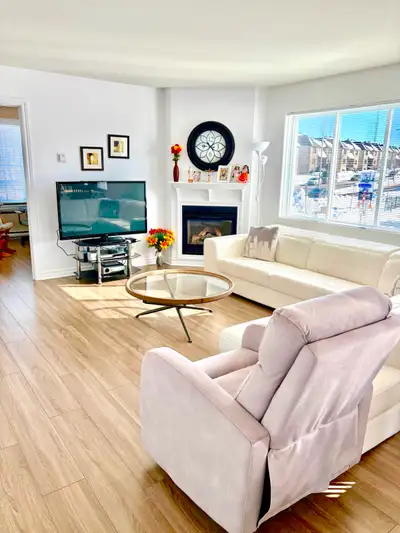 A LOUER A CHOMEDEY LAVAL 1950$/mois – Disponible 1er Septembre Bel appartement 4 ½ situé au 2e étage...