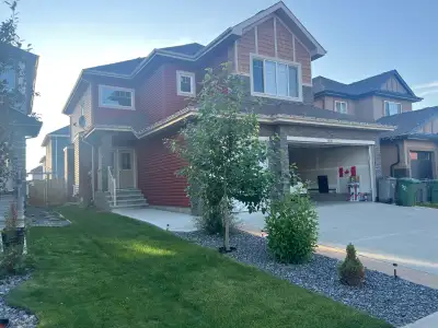 This house for rent featuresTriple garage, 3 bedrooms and2.5 bathrooms,2 livingroom, Office room on...