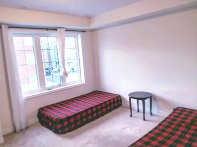 LARGE ROOM FOR RENT IN A HOUSE ON 2nd FLOOR AVAILABLE