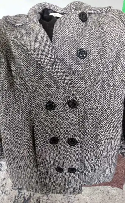 This Ricki Woven Coat is a stylish and gently used outwear piece, perfect for adding a touch of soph...