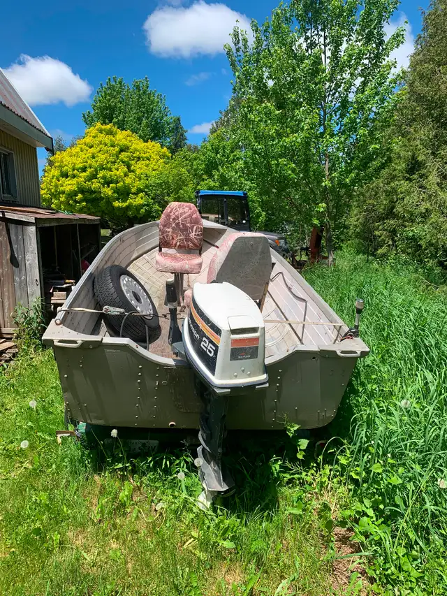 14’ aluminum fishing boat (deep V), and trailer in Powerboats & Motorboats in Oakville / Halton Region - Image 2