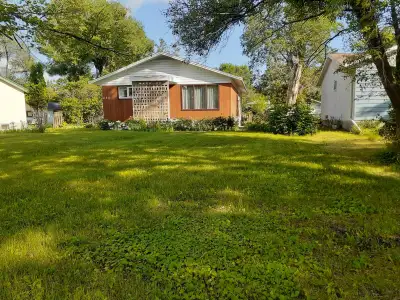 ROOMMATE WANTED TO SHARE HOUSE ON PASADENA AVE. Walking distance