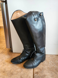 Excellent condition! Ladies size 9.5 horseback riding boots!!