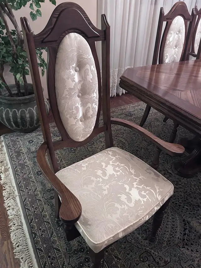 Oak Dinning Table/Hutch/6 chairs in Dining Tables & Sets in City of Toronto - Image 6