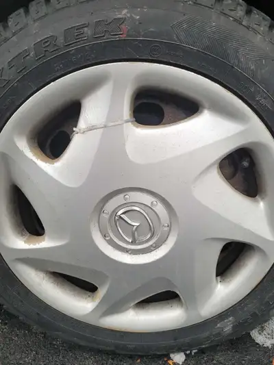 4 enjoliveurs de roues de 16 pouces , Mazda originaux. En bon état. (peuvent être ramassés à St-Basi...