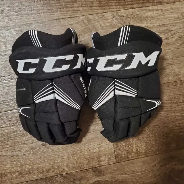 Kids 10" CCM TACKS Hockey Gloves Jr. Hockey Gloves  in Hockey in Barrie - Image 4