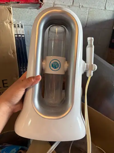 Give your skin the royal treatment with the Burdam Facial Steamer! This used device is in good condi...