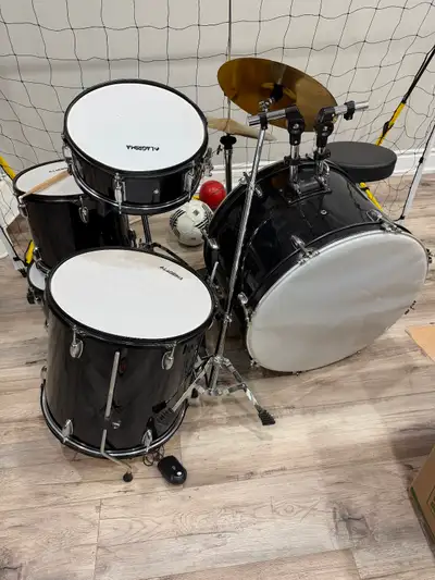 3-Piece Drum Set Vintage-style 3-piece drum set in good condition. Great for beginners, teens, or an...