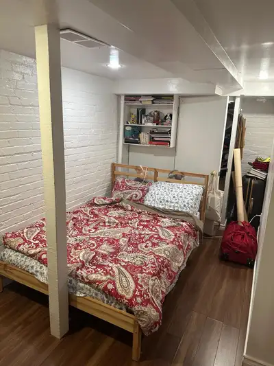2 Bed + DEN & 1 Bath @ Lansdowne + Bloor downtown Toronto -Sublet or Short term rental from Septembe...