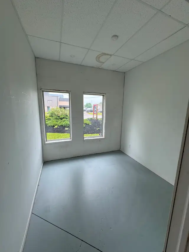 COLBY DRIVE desirable location! in Commercial & Office Space for Rent in Kitchener / Waterloo - Image 9
