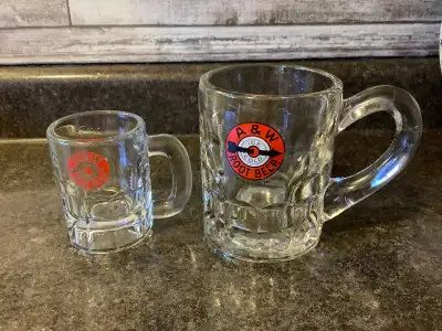 You get two glass mugs from the 50s and 60s. A regular size and a mini. Measurements are on last pic...