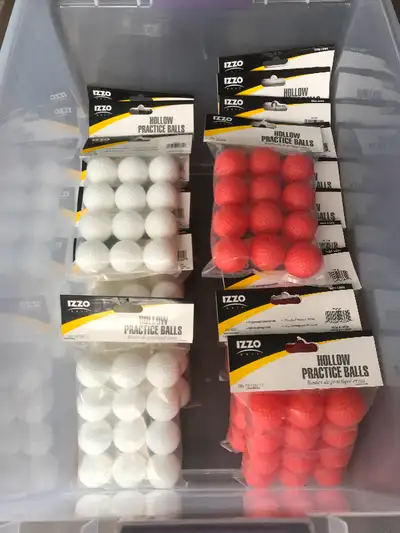 Lot de balles de pratique en plastique neuves. 132 balles orange 84 balles blanches