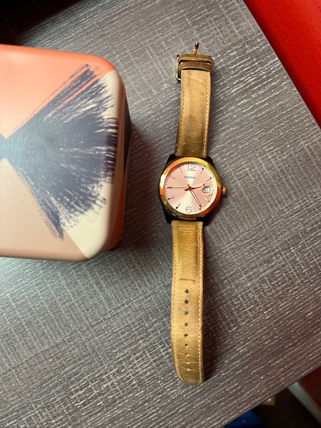 Rose Gold Fossil Watch w Beige Genuine Leather Wristband & Box in Jewellery & Watches in Hamilton - Image 2