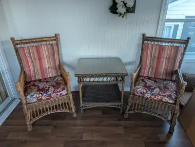 Ensemble de chaises et tables en rotin, View more
