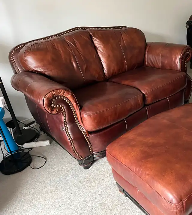 Gorgeous All Leather Loveseat, Chair and Ottoman in Couches & Futons in Kingston - Image 2