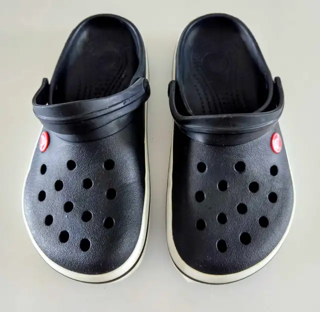 Crocs! Très bon état! in Kids & Youth in Granby - Image 2