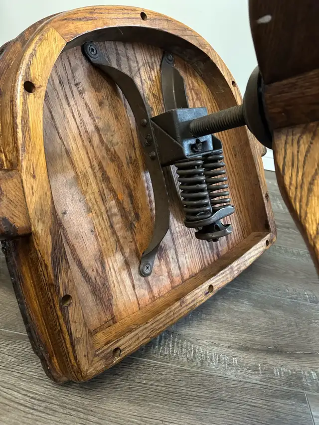 Vintage Solid Oak Swivel Office Chair by HKRD – Made in Canada ( in Chairs & Recliners in London - Image 6