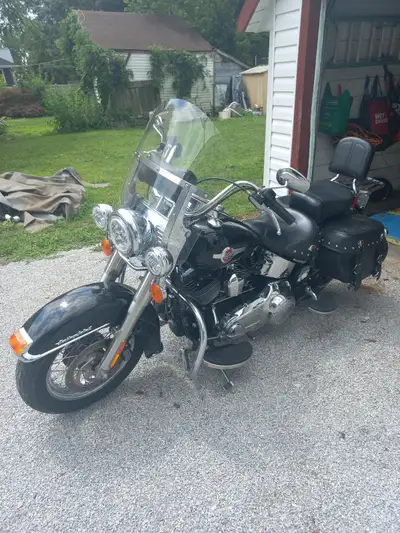 Selling my 2016 Harley Davidson Heritage Softail Classic. It has 35000km. 103 Engine. Cruise control...