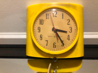 General Electric Kitchen Yellow Plasti Wall Clock WORKS! 1940's