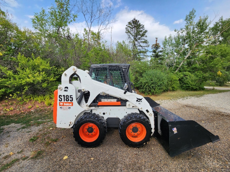 2012 S185 Bobcat, comes with 2 buckets AND Falcan Trailer Heavy