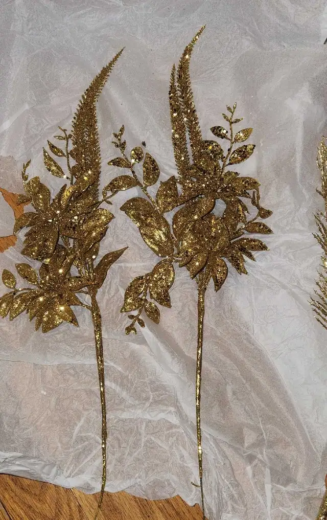 3 Gold decorations for garland, tree or wreath in Holiday, Event & Seasonal in Ottawa - Image 3