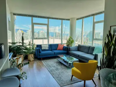 Penthouse-Level 3 Bed, 2 Bath Unit in Yaletown with Panoramic Views of Water, Mountains & City! Beau...