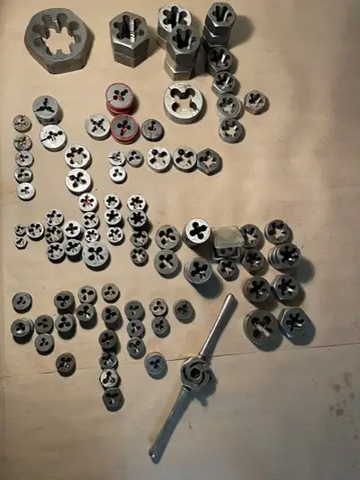Lot d'écrous (dies), aussi tarauds à fileter (taps) et outils, View more