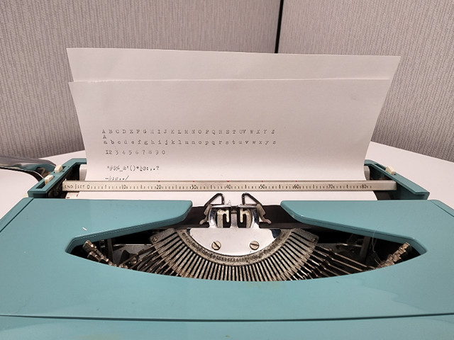 SINGER portable typewriter (1960s) in Arts & Collectibles in Kingston - Image 4