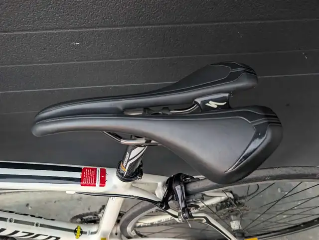 Specialized Roubaix Carbon Fibre Road Bike Small in Road in Markham / York Region - Image 4