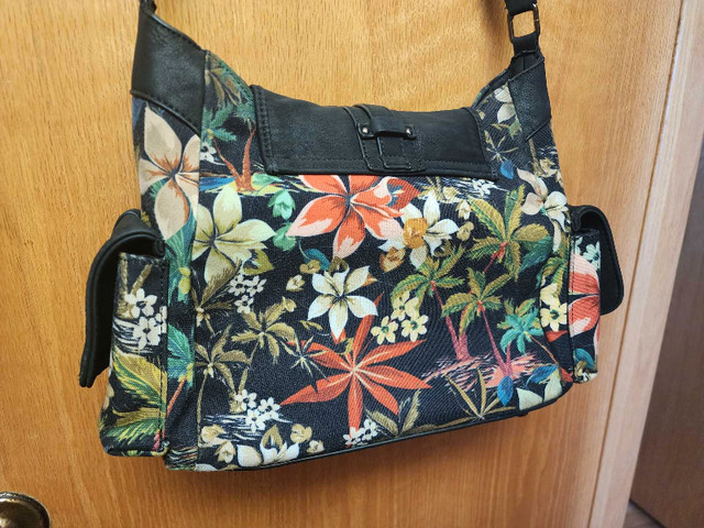 Floral Print Purse in Women's - Bags & Wallets in Edmonton - Image 4