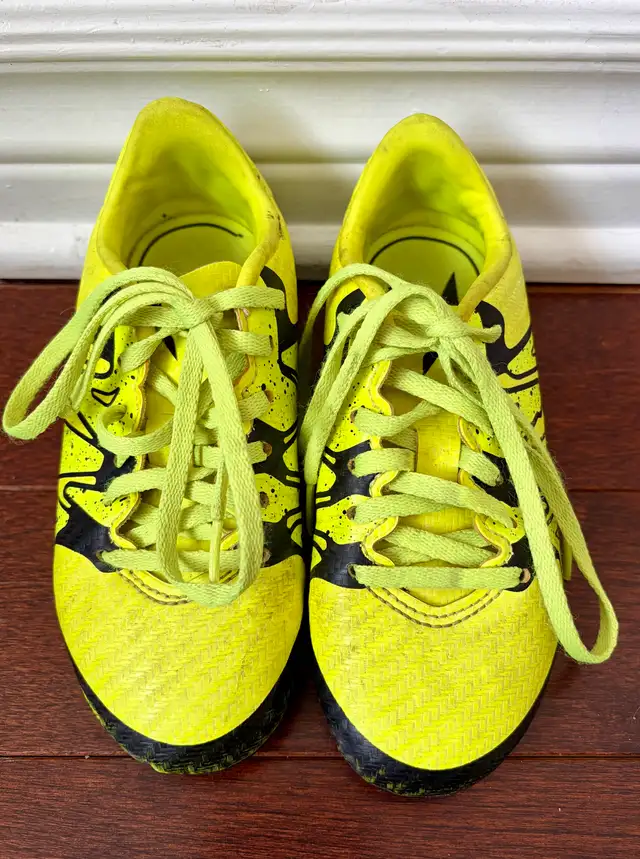 soccer shoes - kids size 10.5 in Soccer in Ottawa - Image 4