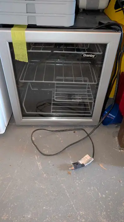 This Danby mini fridge is perfect for keeping your beverages and snacks cool and accessible, featuri...