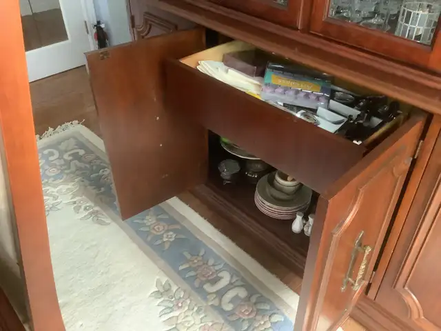 Dining set hutch, table seats six excellent condition in Dining Tables & Sets in Sarnia - Image 9