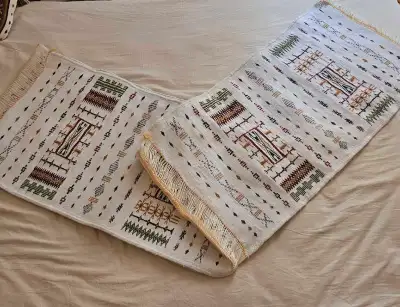 Apportez une touche chaleureuse et tendance à votre intérieur avec ce magnifique lot de 3 tapis neuf...