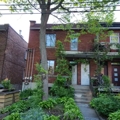 (English follows). Très ensoleillé, tranquil et charmant 6 1/2 Haut de duplex situé sur une petite r...