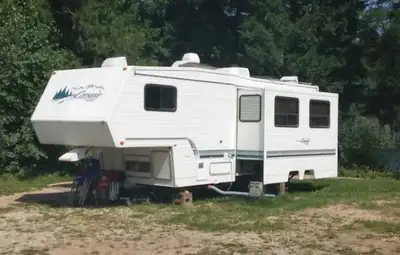 The 1996 Corsair EXCELLA 29 RKS fifth wheel was crafted in Canada for durability and comfort, ideal...