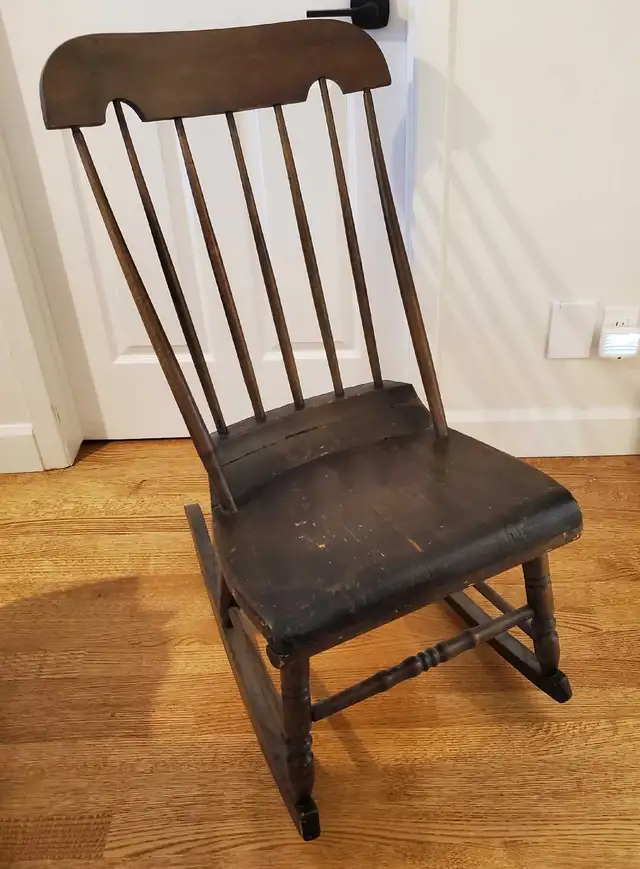 Antique Rocking Chair in Chairs & Recliners in Ottawa - Image 2