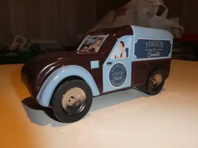 Boite en métal blanc d'une Citroën 2CV (probablement AZU) vide. Produit sous licence Citroën. Sur le...